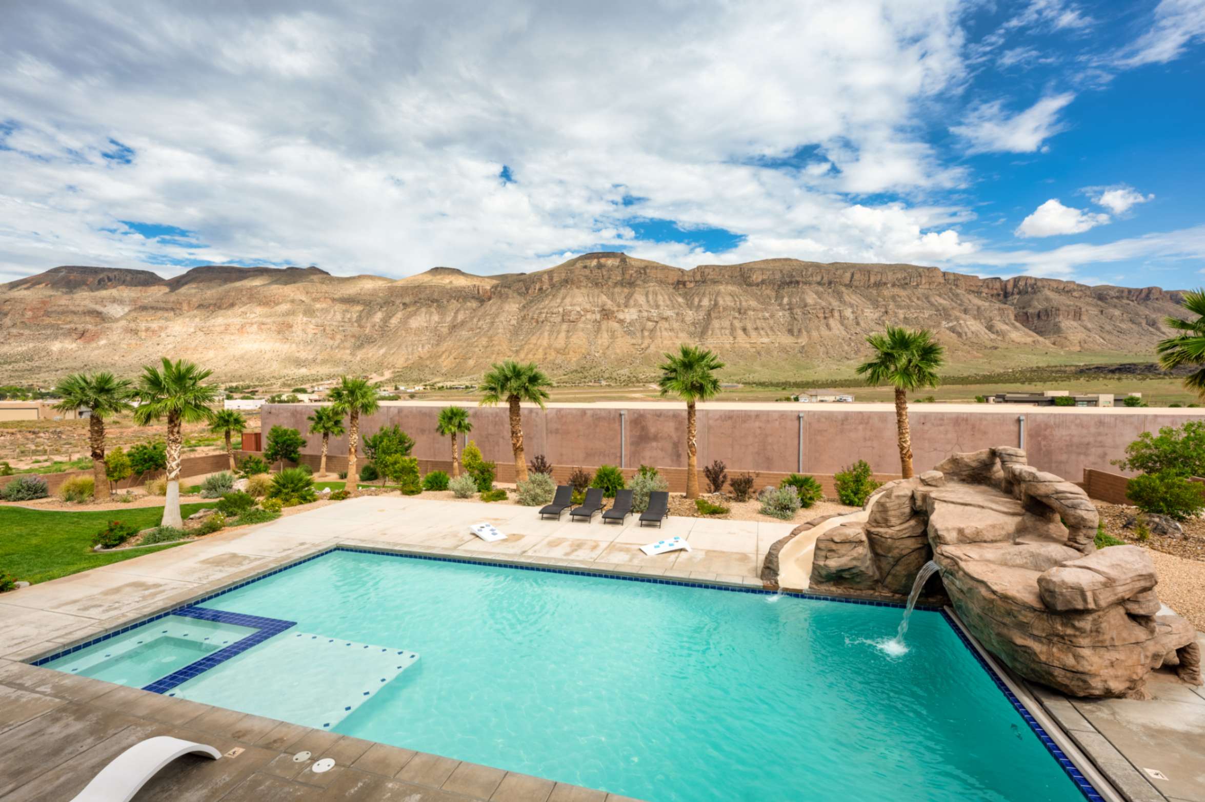 Large Pool & Hot Tub